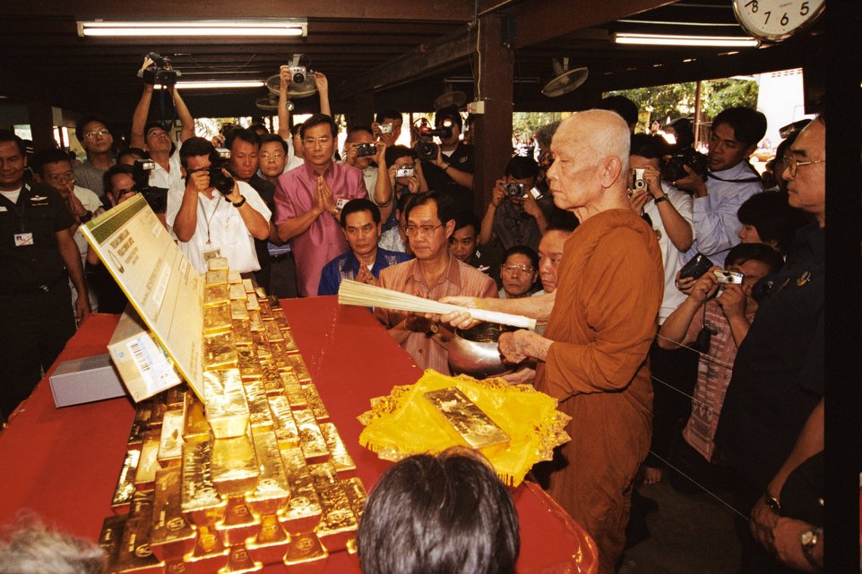 สละทองคำเข้าคลังหลวงกับองคืหลวงตามหาบัว-3.jpg